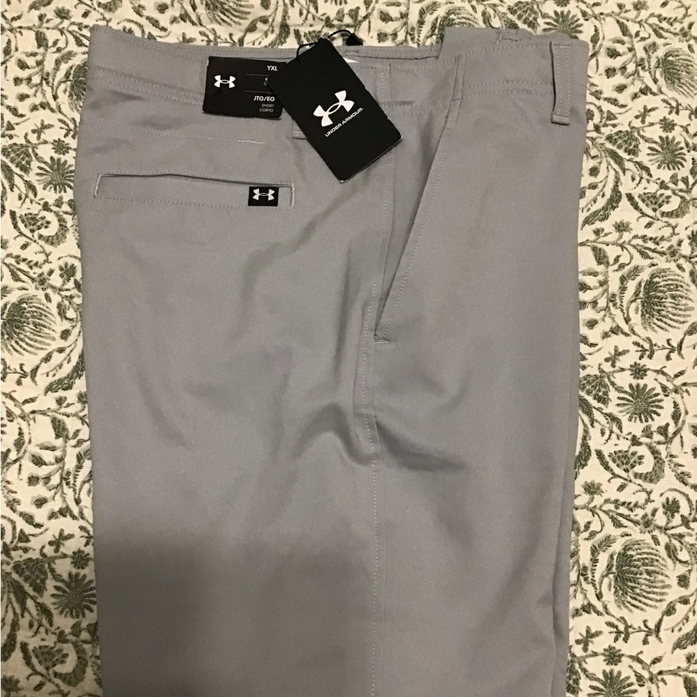 Youth XL under armor shorts in gray. Used for tennis or golf. Pristine condition